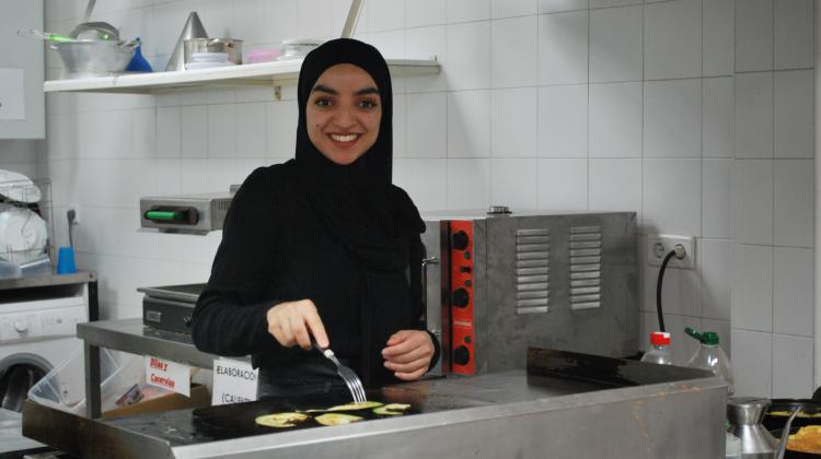 Una chica cocinando y sonriendo