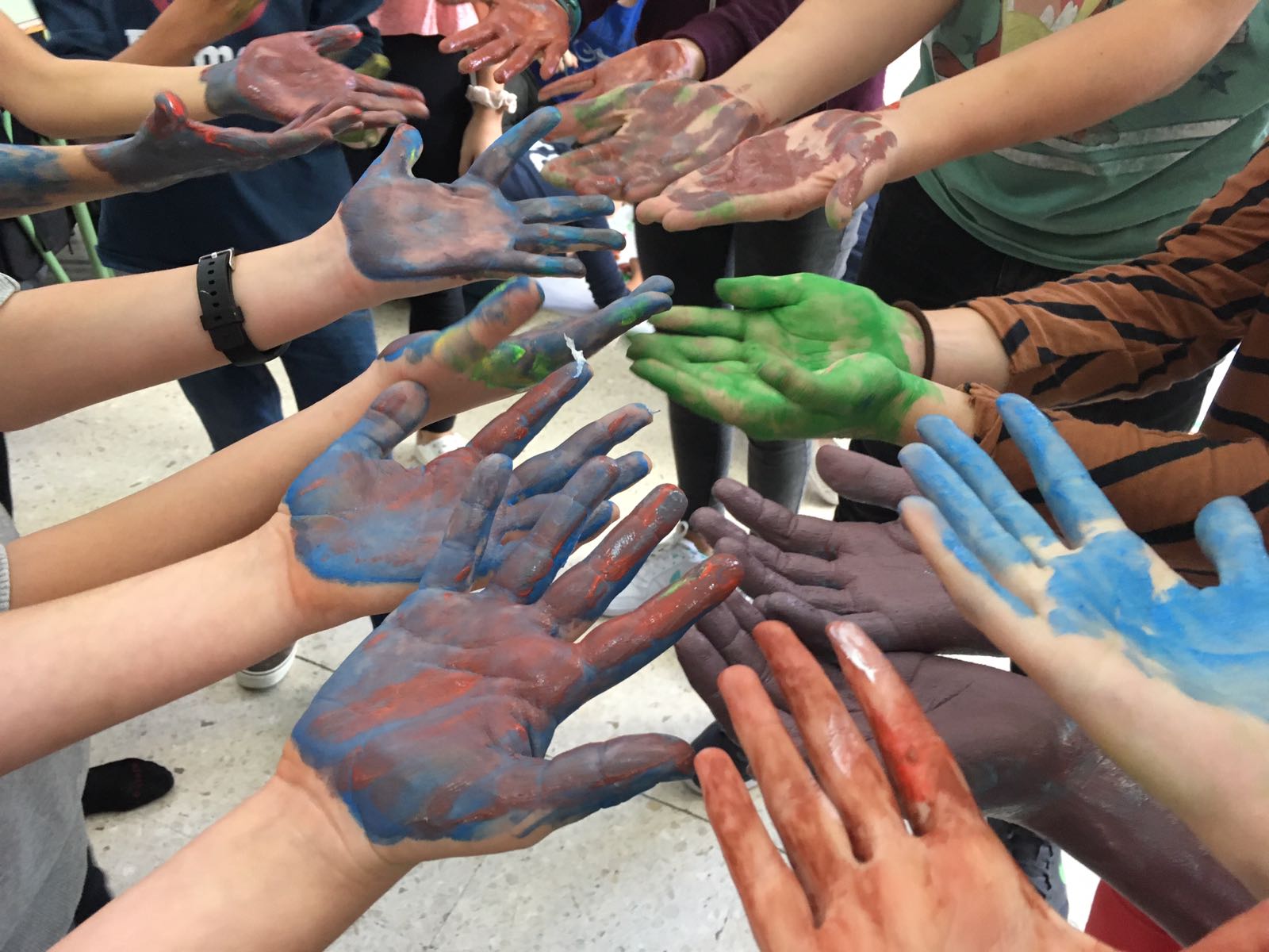 Educación en valores Las palmas de las manos de diferentes personas pintadas de distintos colores