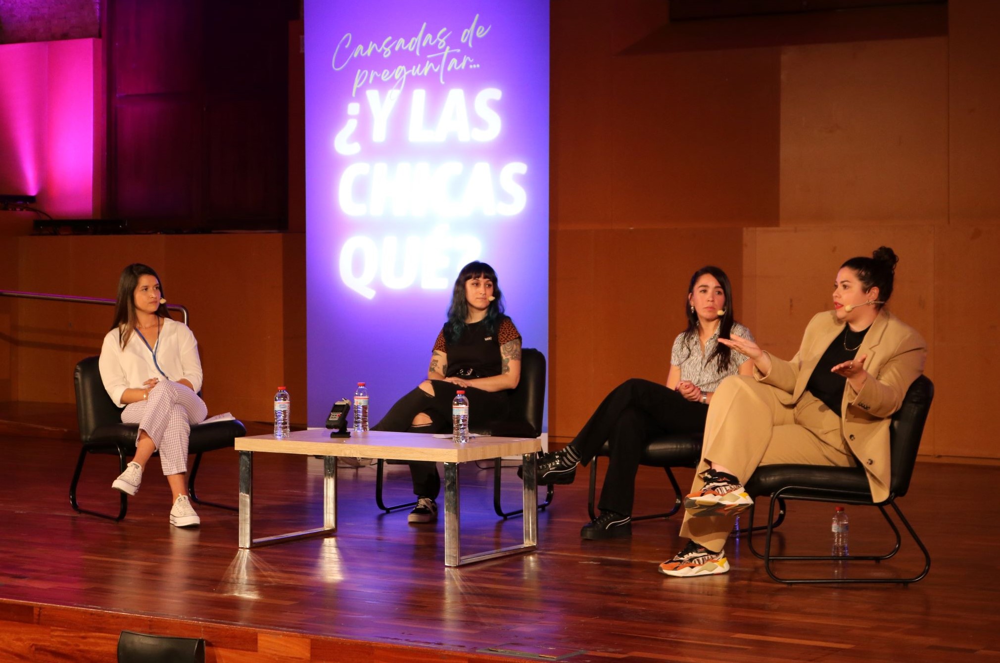 Laura Almenara, Ana Ayala y Mara Jiménez en el escenario, sentadas en butacas hablando