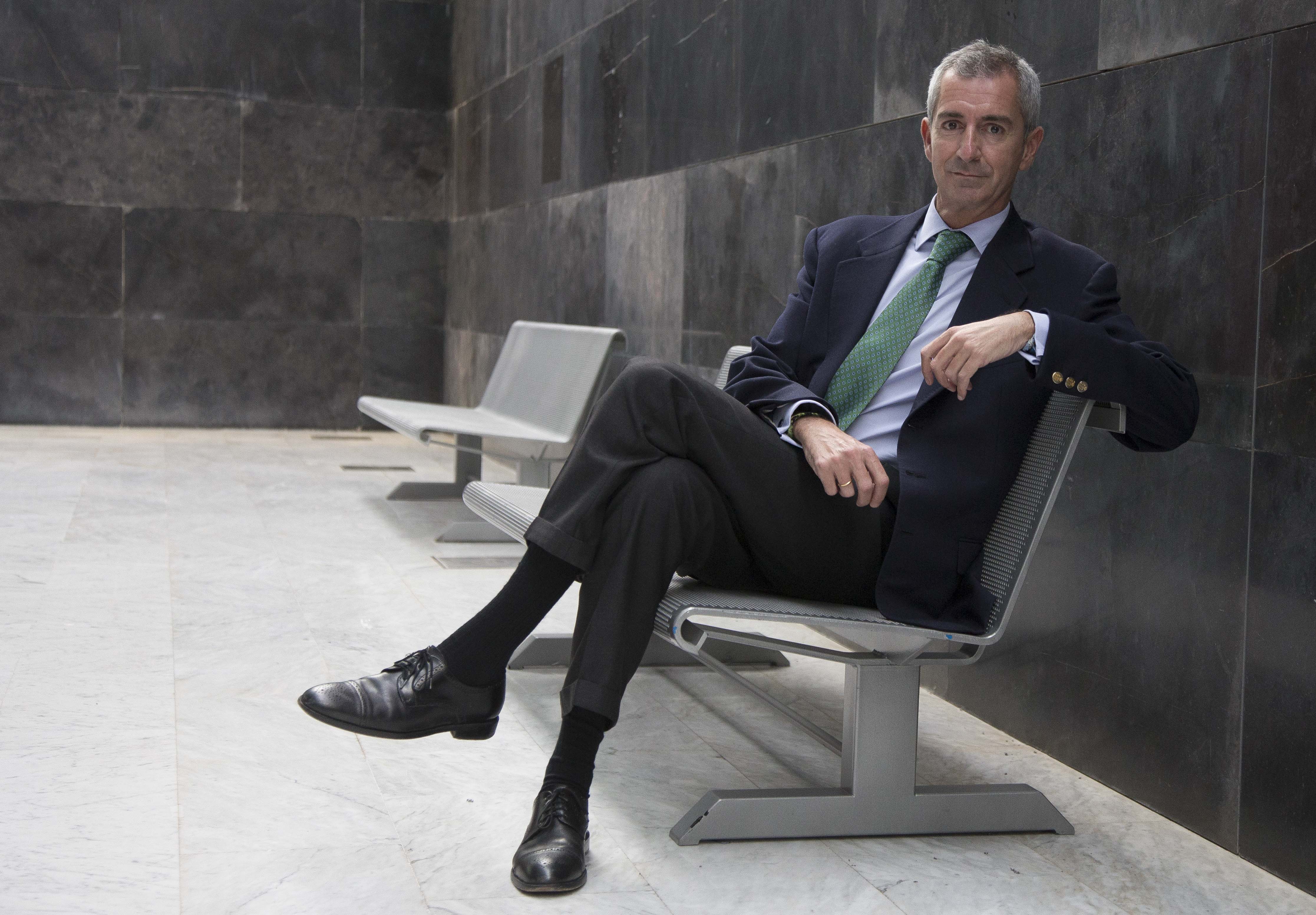 Santiago Quiroga - Voluntariado Corporativo Fundación Adsis IFEMA MADRID Santiago Quiroga vestido con traje y sentado en una silla, mirando a cámara de lado.
