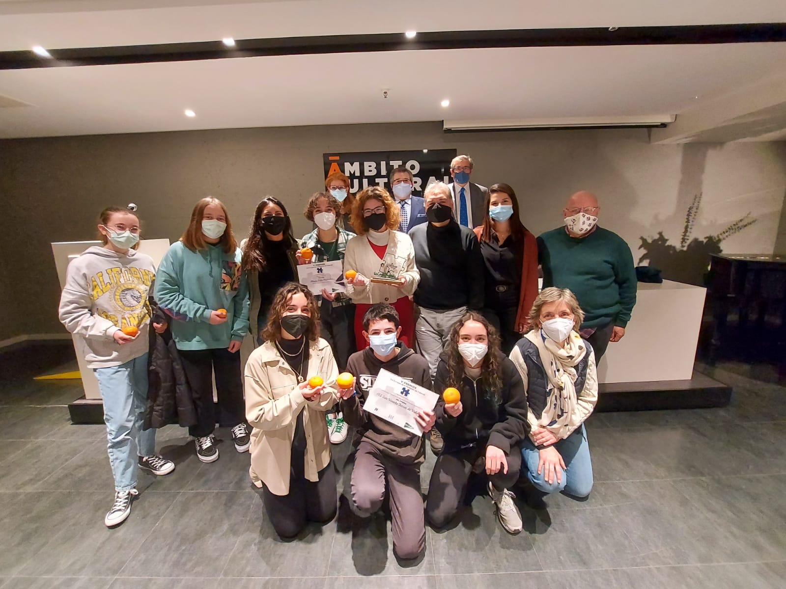 El grupo del proyecto Moments posando con el premio y los diplomas