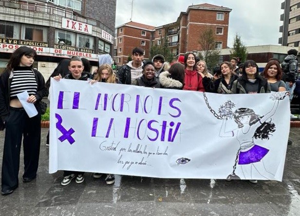 Grupo de jóvenes sujetando una pancarta dónde se lee: "El amor no es la hostia"