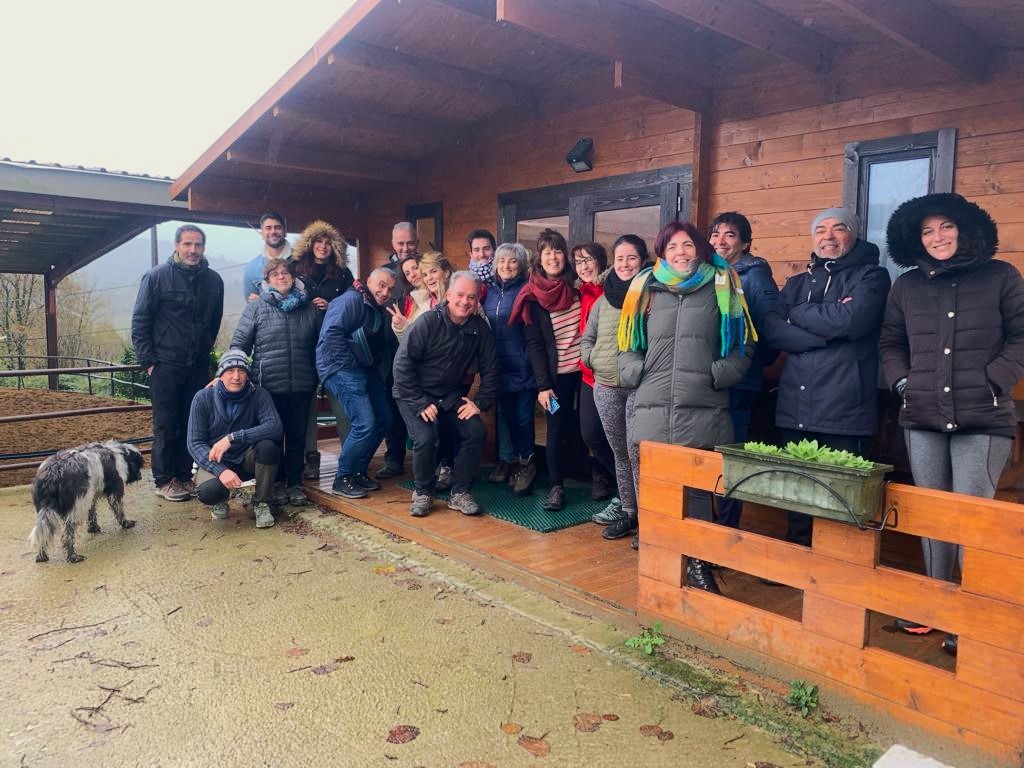 El equipo del centro FPB Getxo Leioa de Fundación Adsis posando delante de una caseta de madera