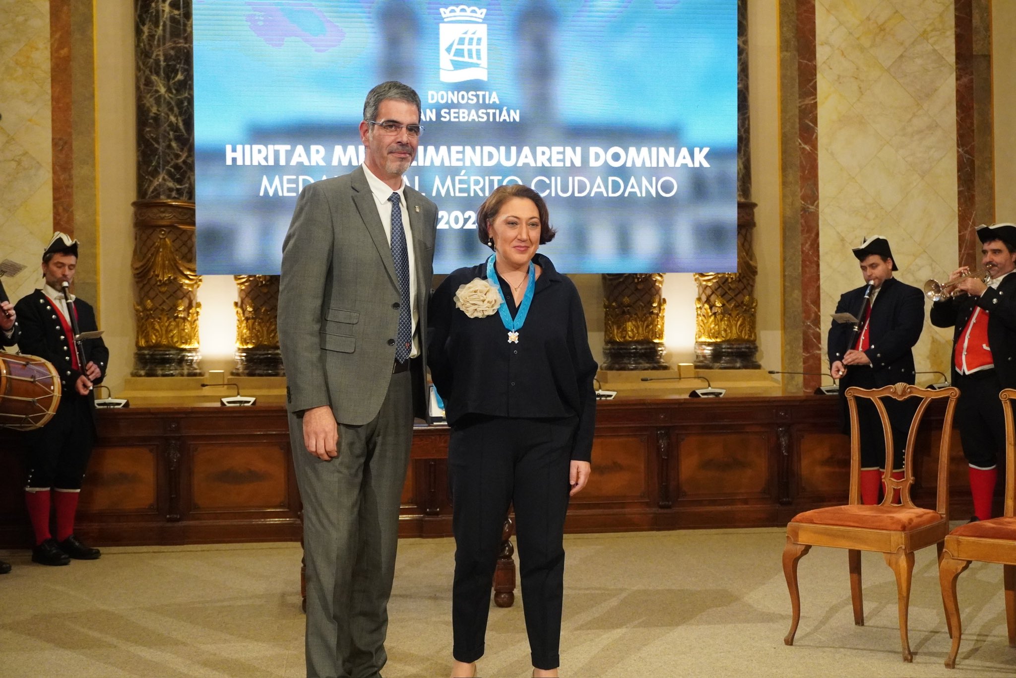 Isabel Vaquero posando al lado de Eneko Goia con la Medalla al Mérito Ciudadano