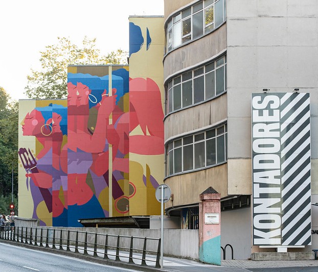 un mural de distintos colores que ocupa tres de las paredes del edificio Kontadores