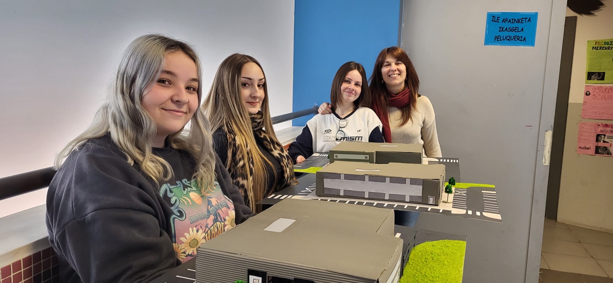 Las tres alumnas y su profesora de matemáticas posan mostrando sus maquetas