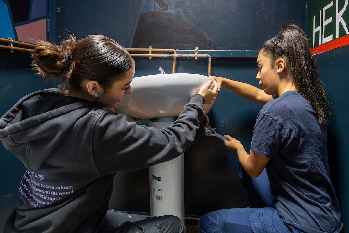 Dos chicas montando la pila de un baño