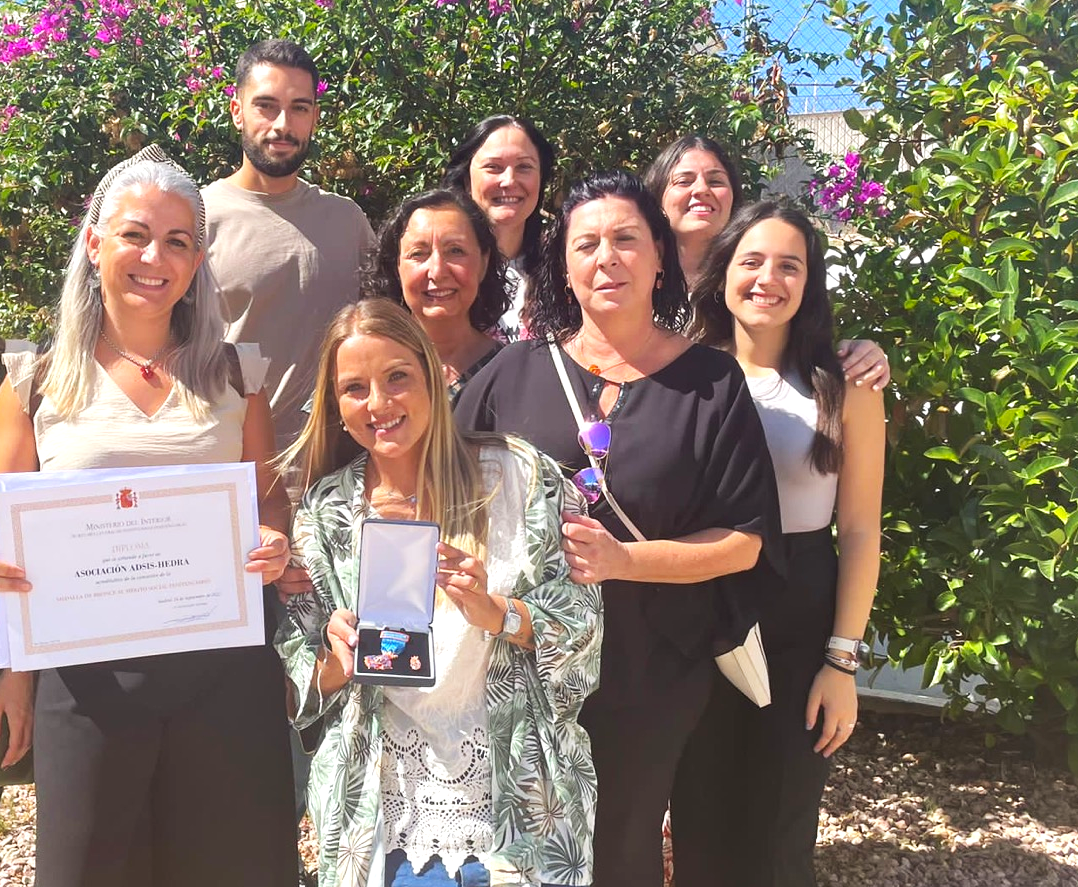 El equipo del Centro de Día Hedra de Fundación Adsis Valencia posando con la Medalla al Mérito Penitenciario
