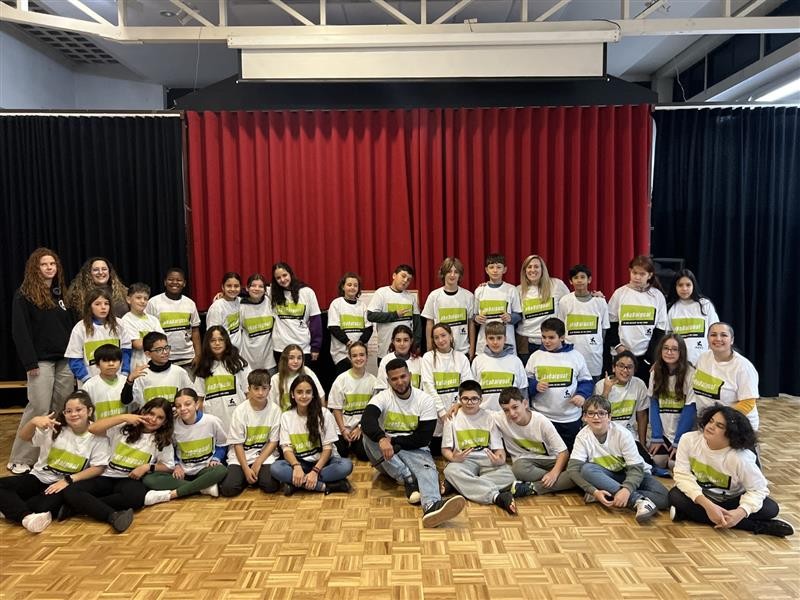 Un grupo de alumnado vistiendo camisetas con el logo de #NodaIgual