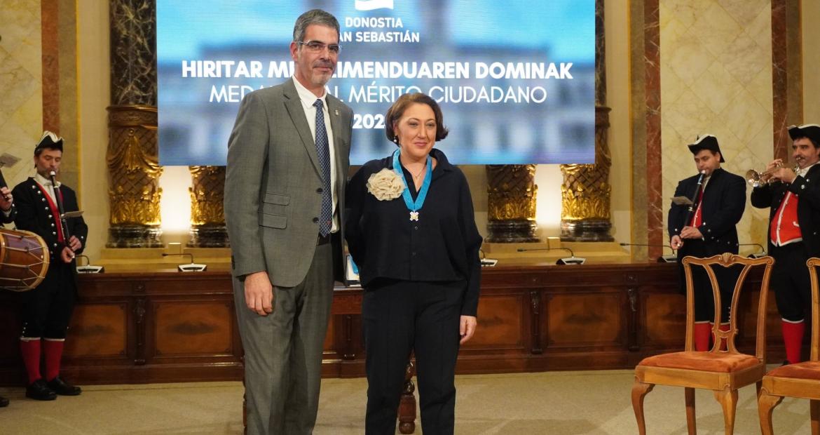 Isabel Vaquero posando al lado de Eneko Goia con la Medalla al Mérito Ciudadano