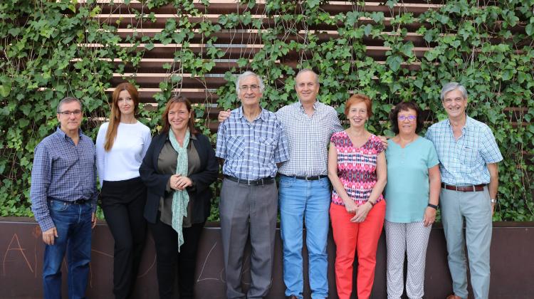 Los ocho miembros del patronato de Fundación Adsis en fila mirando a cámara