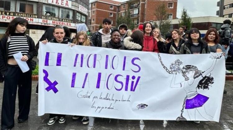 Grupo de jóvenes sujetando una pancarta dónde se lee: "El amor no es la hostia"