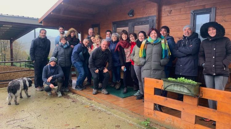 El equipo del centro FPB Getxo Leioa de Fundación Adsis posando delante de una caseta de madera