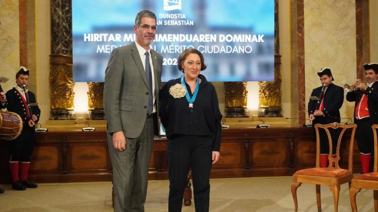 Isabel Vaquero posando al lado de Eneko Goia con la Medalla al Mérito Ciudadano