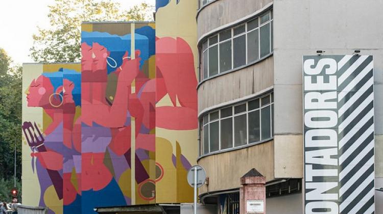 un mural de distintos colores que ocupa tres de las paredes del edificio Kontadores