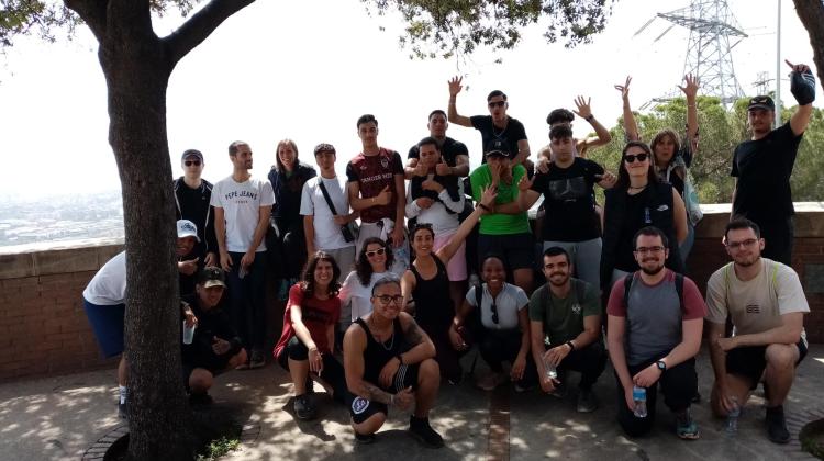 Grupo de jóvenes y educadores participantes en la Gincana del voluntariado corporativo junto con Deloite