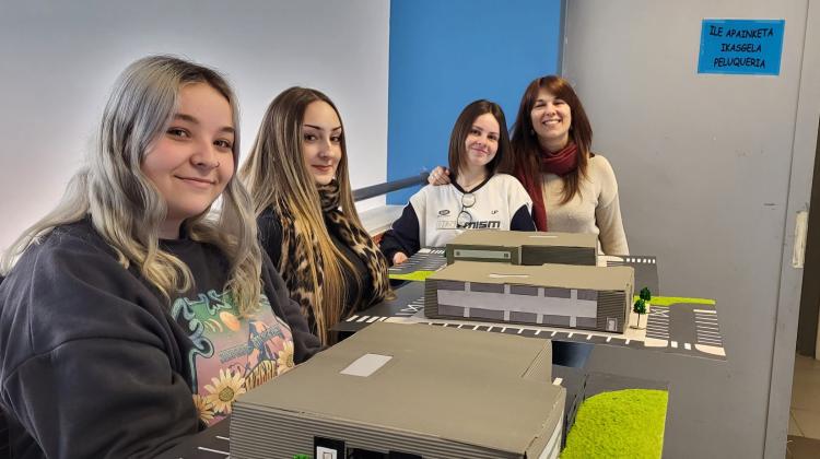 Las tres alumnas y su profesora de matemáticas posan mostrando sus maquetas