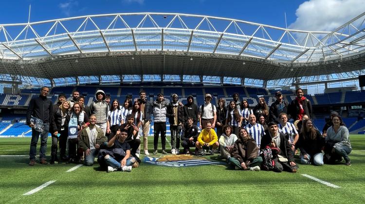 Foto de equipo de todas las personas participantes del encuentro entre jóvenes de Fundación Adsis en Gipuzkoa y E2C64 con la Real Sociedad