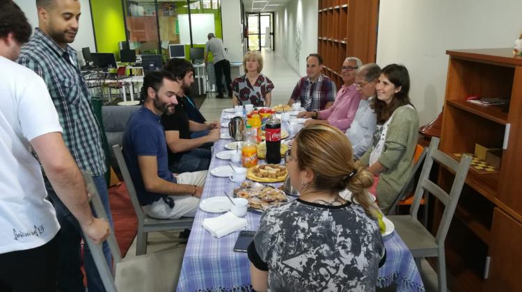 Participantes del programa Bestalde compartiendo una comida