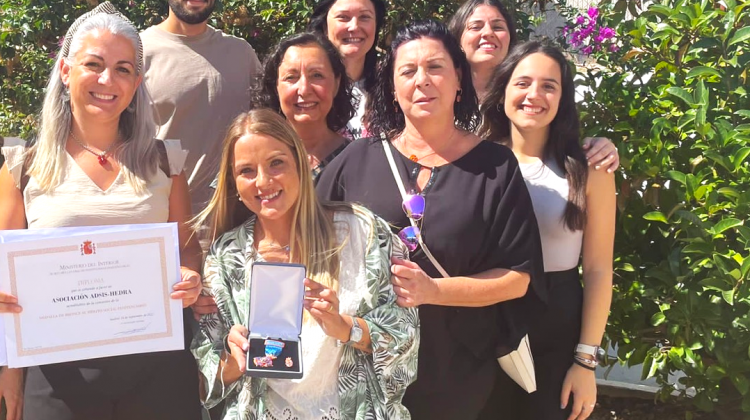 El equipo del Centro de Día Hedra de Fundación Adsis Valencia posando con la Medalla al Mérito Penitenciario