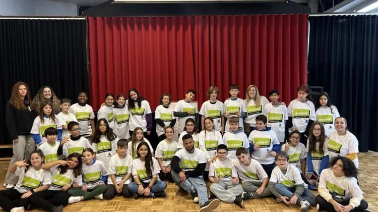 Un grupo de alumnado vistiendo camisetas con el logo de #NodaIgual