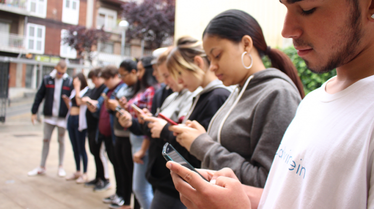 Jóvenes usando móviles