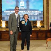 Isabel Vaquero posando al lado de Eneko Goia con la Medalla al Mérito Ciudadano