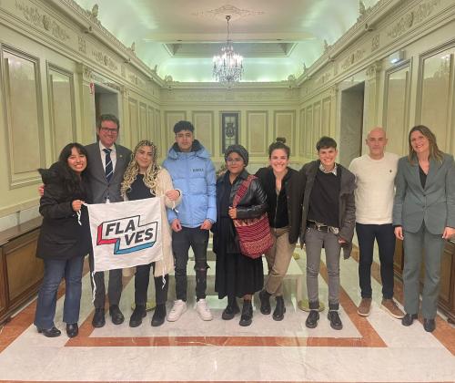 Foto de grupo de los jóvenes del proyecto junto al alcalde de Vitoria-Gasteiz en una sala del ayuntamiento