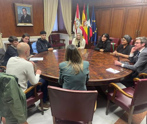 Jóvenes hablando con representantes del ayuntamiento de Vitoria-Gasteiz en una mesa redonda