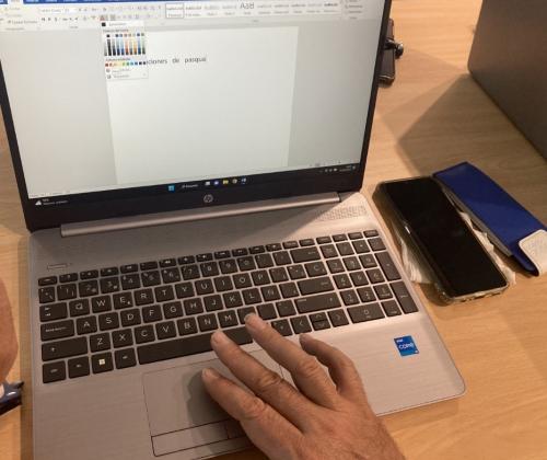 Unas manos trabajando en un ordenador
