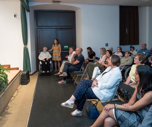 gente sentada en el 25 aniversario de Bestalde Fundación Adsis