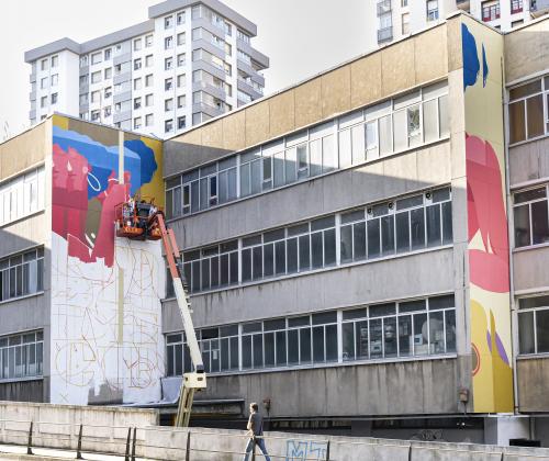 El edificio Kontadores desde lejos, con el mural en proceso