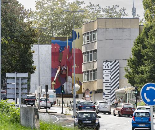 El edificio Kontadores desde lejos, con el mural en proceso