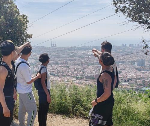 Grupo de jóvenes y voluntariado en Collserola con la ciudad de Barcelona de fondo