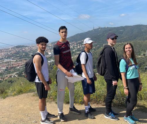 Grupo de jóvenes y voluntariado en Collserola con la ciudad de Barcelona de fondo