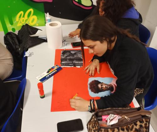 Las alumnas de FPB de Peluquería de Adsis Getxo-Leioa creando posters anti rumores 