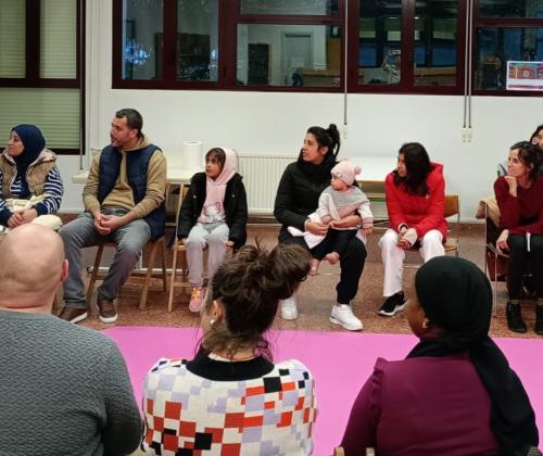 Adultos jóvenes con niños sentados en un aula  