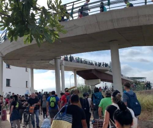 Imagen de personas voluntarias en Valencia haciendo cola para sumarse a las labores de ayuda por los efectos de la DANA