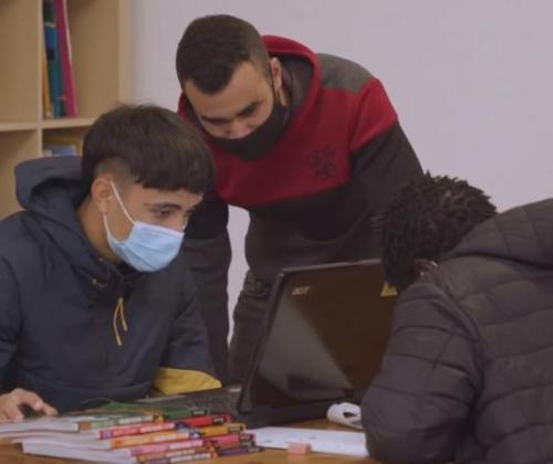 Jóvenes formándose en el proyecto Meraki