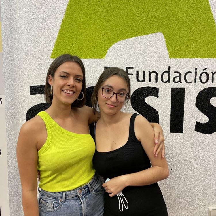 Zuleica. Participante del programa de Prevención de Tecnoadicciones y otras conductas adictivas del Centro Aluesa de Fundación Adsis en Canarias, junto a su educadora Seneida.